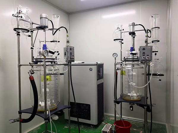 實(shí)驗(yàn)室雙層過(guò)濾玻璃反應(yīng)釜真空抽濾結(jié)晶裝置